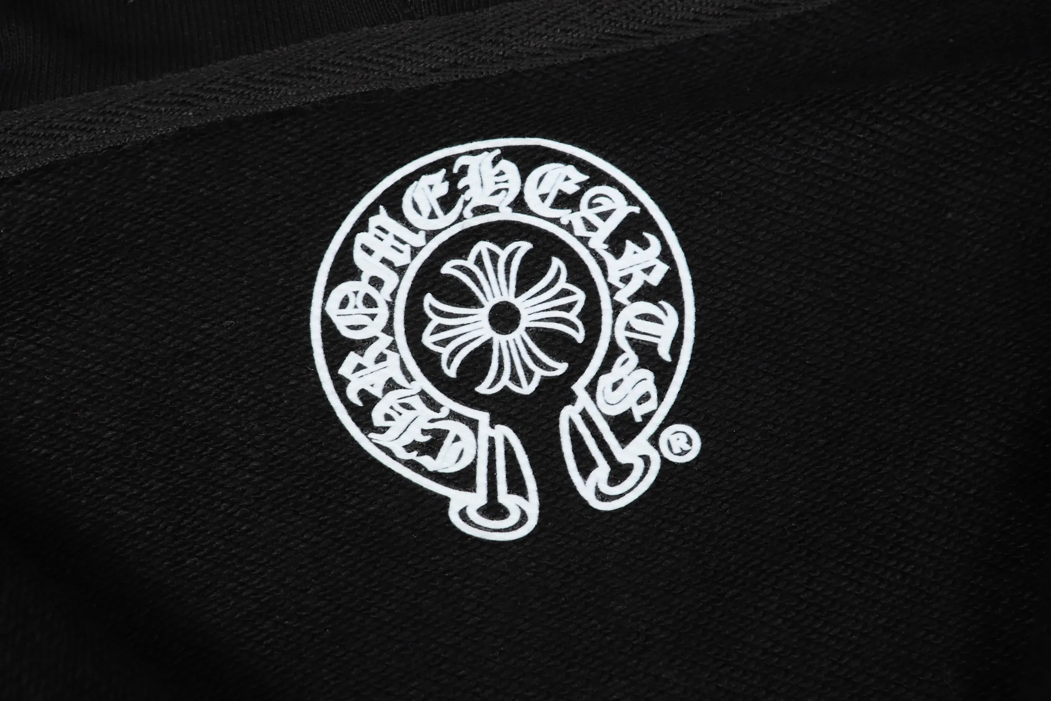 P250 cross-border model, please do not place an order if you are pursuing quality - Chrome Hearts/Chrome Hearts Colorful Cross ✝️ Printed zipper sweatshirt cardigan jacket - High weight, high density and high quality. The wool is soft, delicate and skin-friendly. It feels soft and silky. It has excellent warmth and skin-friendly properties - Custom-woven and dyed, no color difference. No matter the fabric or workmanship details, it beats the ordinary version on the market - Hardware zipper accessories are all customized, full of details - Color: black white -Size: S M L XL